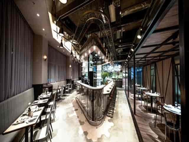 Modern restaurant bar in Hotel Ease, ideal for corporate events and social celebrations.