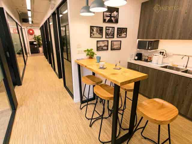 Modern coworking space in HK Works with sleek kitchenette, ideal for networking events.