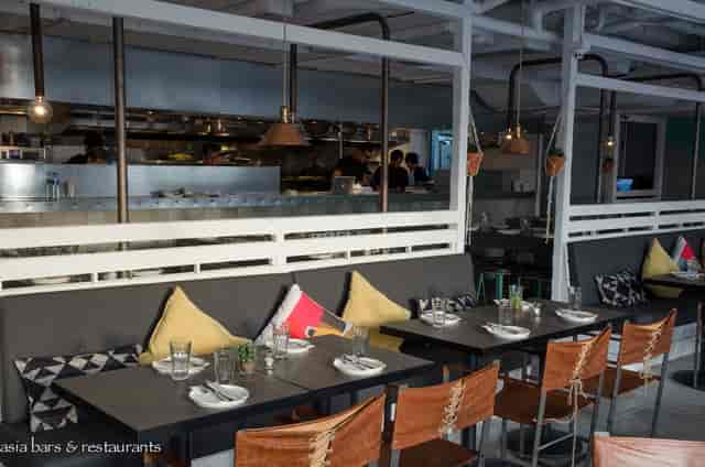 Modern dining area in Limewood with elegant tableware for events and gatherings.