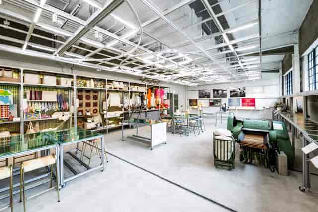 Modern event space with natural light, perfect for workshops and gatherings.