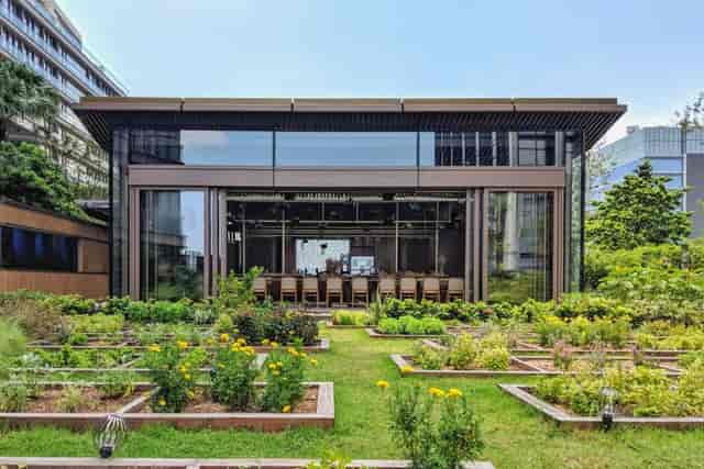 Modern outdoor meeting space with large glass windows, ideal for events and brainstorming.