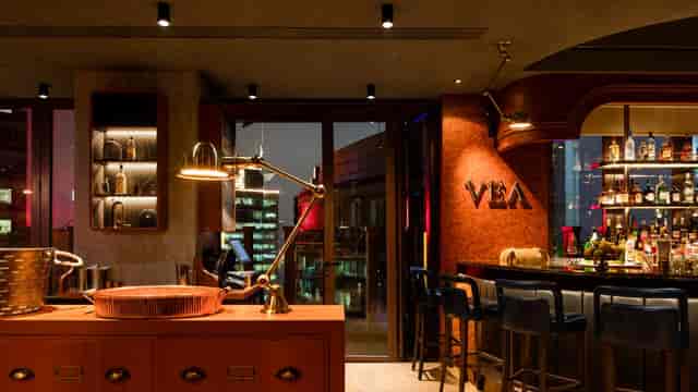 Sophisticated bar in VEA, ideal for networking events and intimate gatherings.