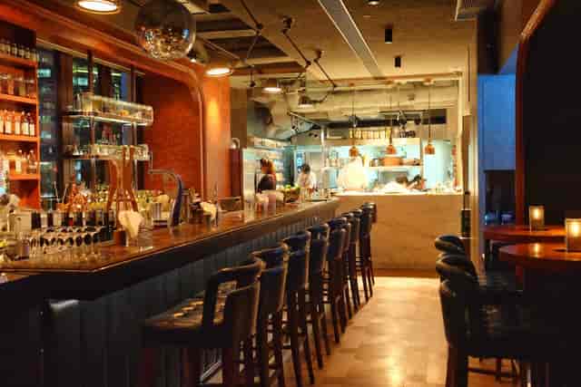 Stylish restaurant bar in VEA, perfect for intimate gatherings and networking events.