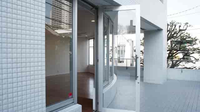 Modern exhibition room with large windows, perfect for meetings and social gatherings.