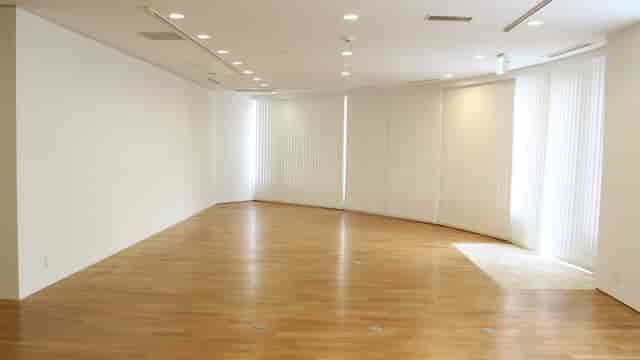 Spacious, well-lit exhibition room with wooden flooring for workshops and presentations.