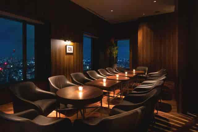 Sophisticated cocktail bar in Shibuya Stream Hotel, perfect for meetings and gatherings.