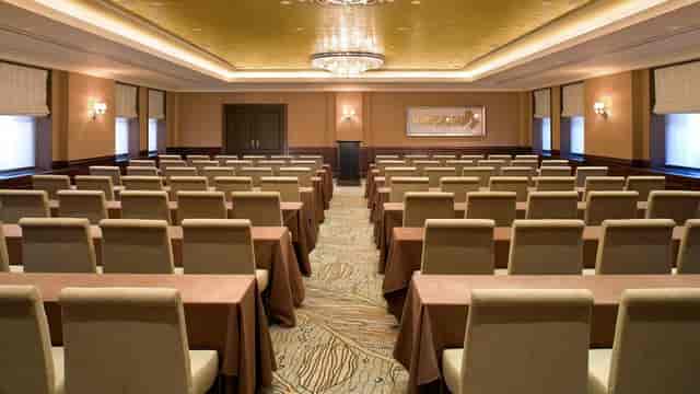 Meeting room at Mandarin Oriental Tokyo, elegant chandelier, corporate events, workshops.