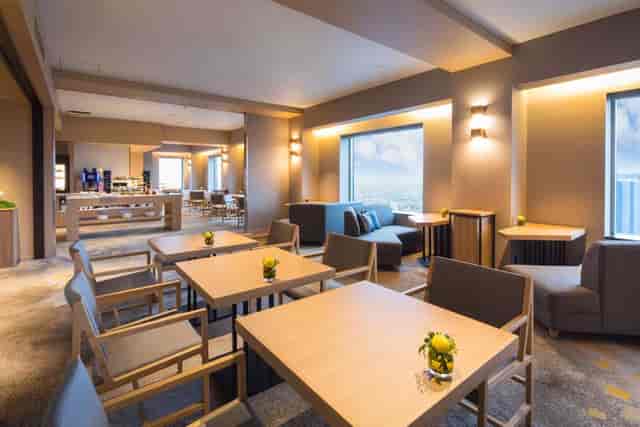 Executive lounge at Cerulean Tower Tokyu Hotel, modern space for networking events.