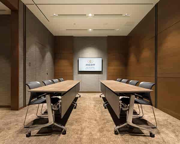 Modern meeting room with wooden walls, ideal for corporate events and workshops.