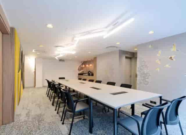 Modern meeting room at Holiday Inn Reims, featuring a long table for collaborative events.