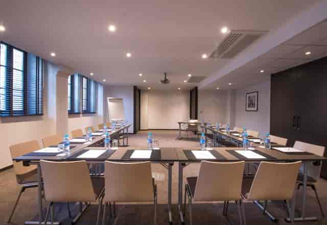 Meeting room in Lisbon with U-shape layout, natural light, ideal for professional events.