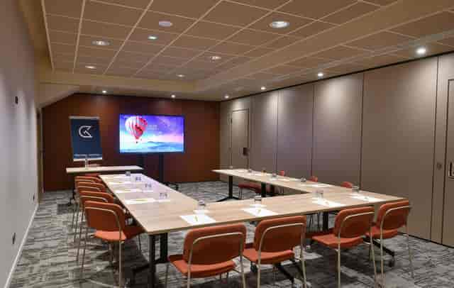 Meeting room at Hotel Golden Tulip Reims with U-shaped table for professional events.