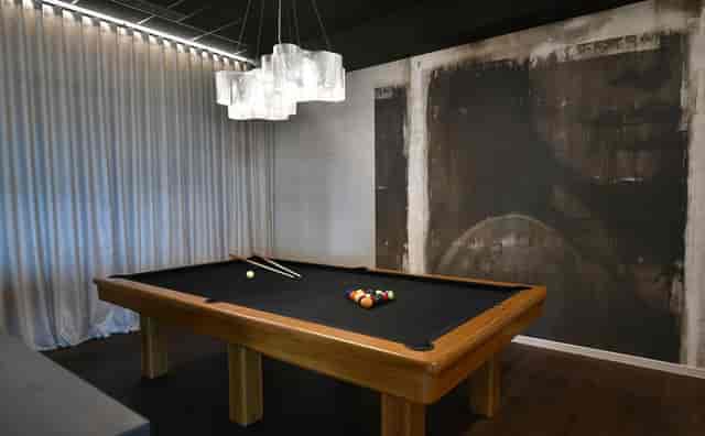 Stylish meeting space with billiard table at Hotel Golden Tulip Reims for team-building events.