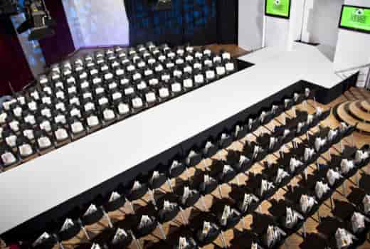 Full venue at Palais Kultubrauerei with central stage, ideal for conferences and presentations.