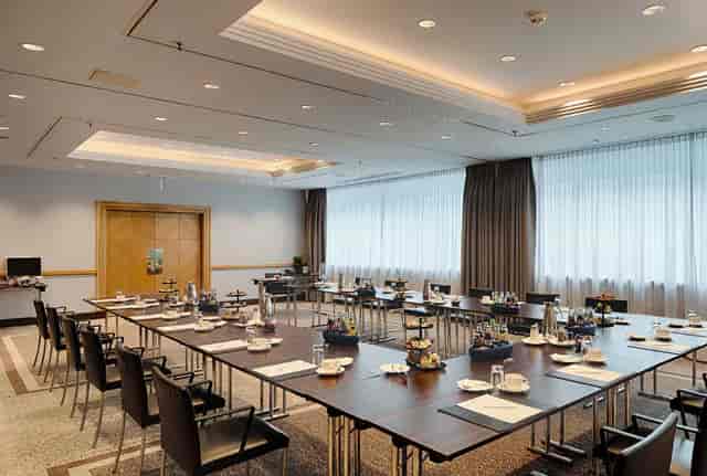 Conference room with U-shaped table, ideal for workshops and meetings at Radisson Park.