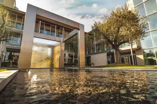Serene outdoor event space with modern water feature at Aqualux Hotel Spa, Bardolino.