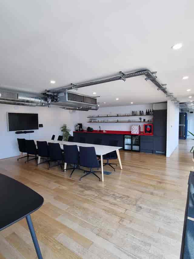 Modern meeting space with sleek table, ideal for corporate events and presentations.