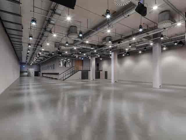 Spacious event venue with high ceilings, ideal for conferences and exhibitions.