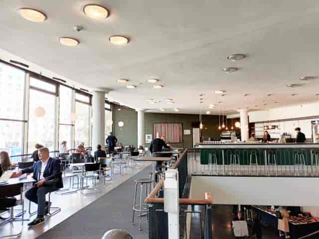 Einsteinsaal in Urania Berlin: modern event venue with natural light for meetings and gatherings.