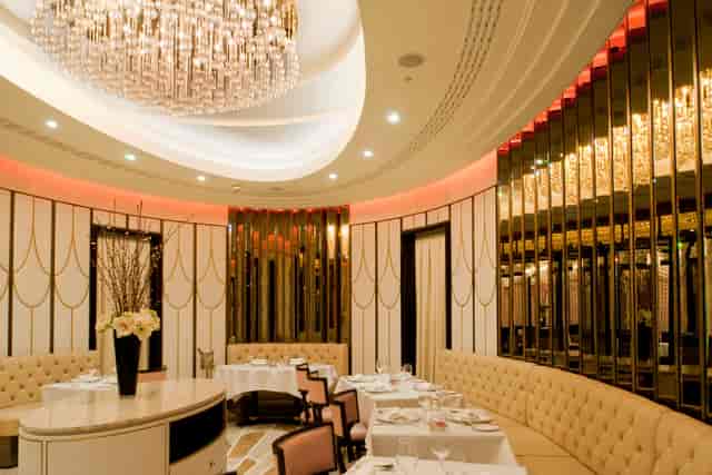 Elegant dining space at Oval Restaurant, luxury hotel in London for upscale events.