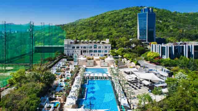 Mori N at Banyan Tree Club & Spa Seoul, luxury venue with pool for upscale events.
