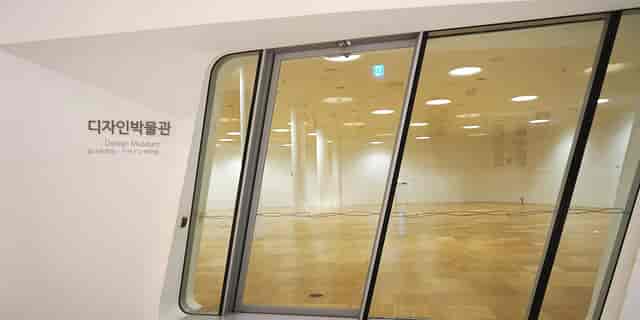 Modern exhibition hall with large windows, perfect for corporate events and art shows.
