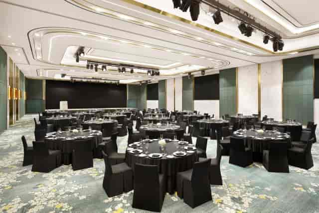 Grand ballroom at Hotel Atrium Jongno, elegant tables for corporate events and galas.