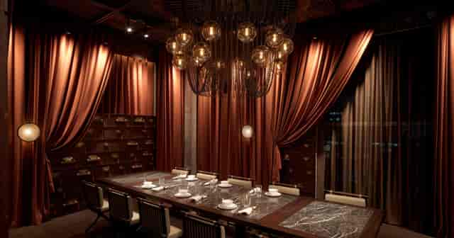 Private dining room in Doota Mall with elegant chandelier for exclusive events.
