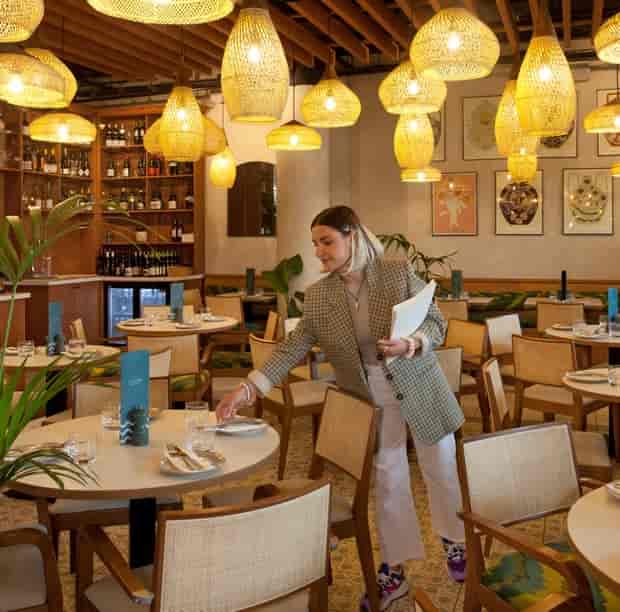 Elegant dining room in La Gamba, perfect for corporate events and private celebrations.