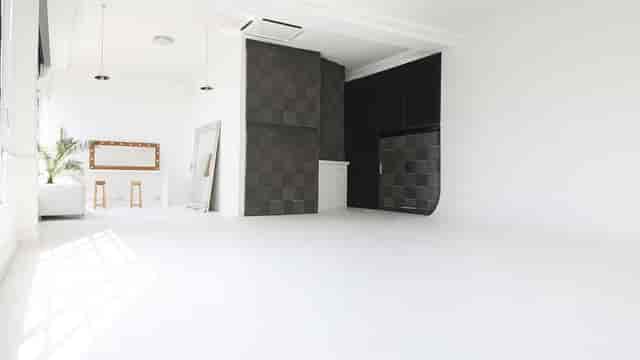 Versatile event space with natural light, ideal for meetings and workshops.