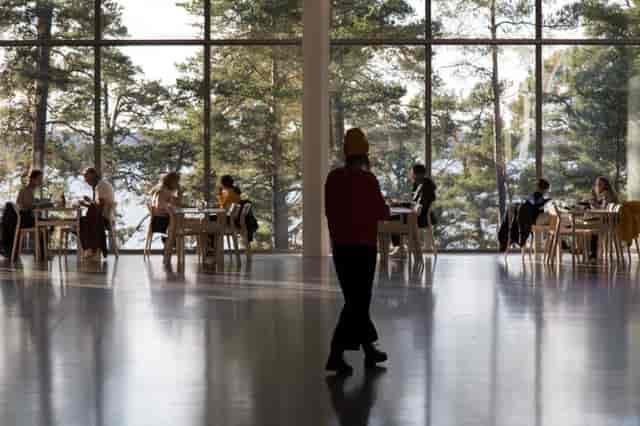 Bådan Café & Pâtisserie: modern event space with large windows, ideal for meetings and workshops.
