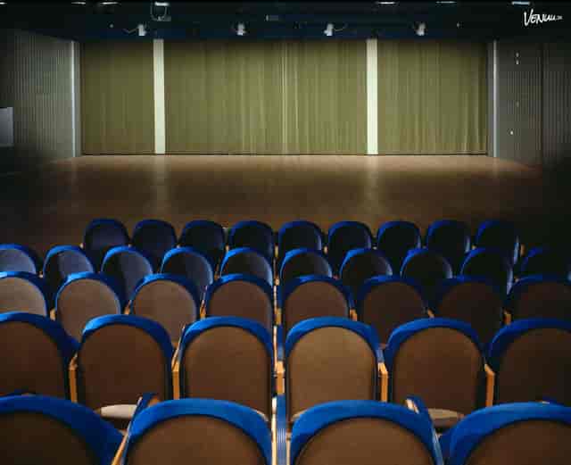 Auditoriet at Moderna Museet with blue chairs, perfect for presentations and performances.
