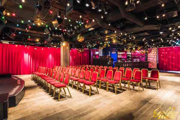 Auditoriet at Moderna Museet with red chairs, ideal for presentations and events.