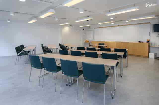 Cederschiöldsalen meeting space with modular tables for workshops and presentations.
