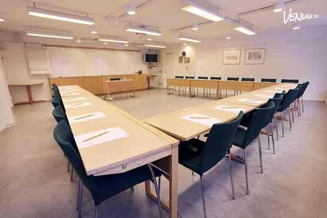 Cederschiöldsalen meeting room with U-shaped table for workshops and presentations.