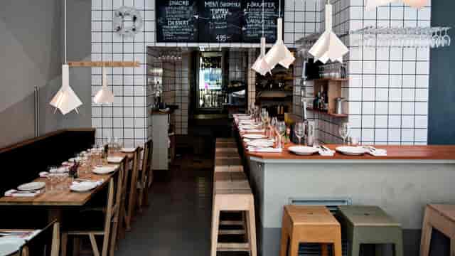 Modern restaurant in Woodstockholm with stylish decor for intimate gatherings and events.