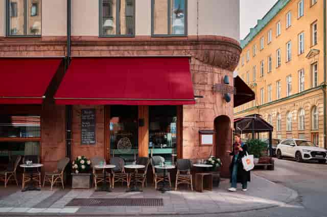 Charming café with outdoor seating in Aubergine, perfect for networking events.