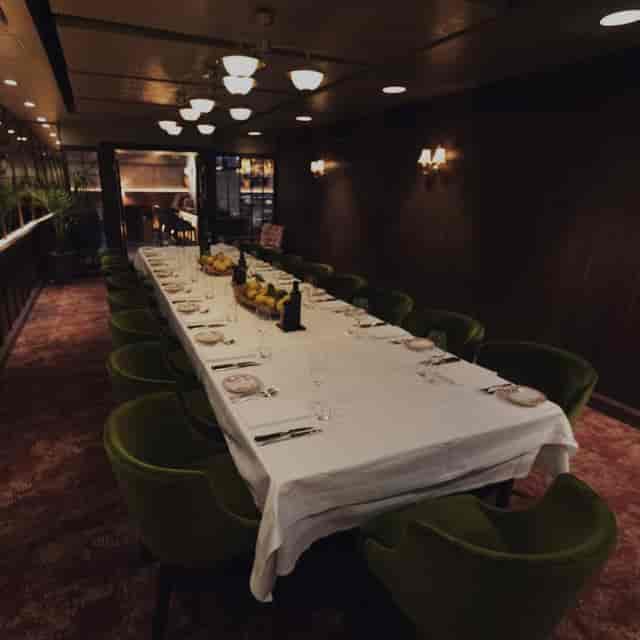Elegant dining setup in Chambre Séparée, ideal for corporate dinners and private events.