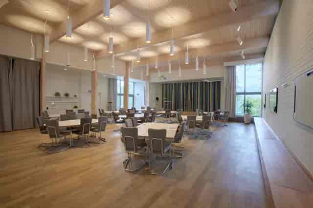 Banquet hall in Skepparholmen Nacka with round tables for meetings and workshops.