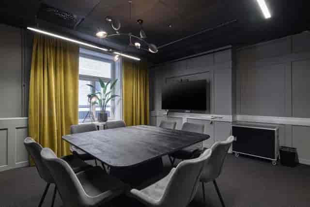 Modern meeting room in Scandic Grand Central with large window, ideal for conferences and brainstorming.