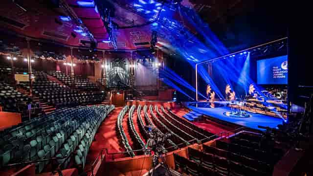 Cirkus arena with tiered seating, ideal for conferences and award ceremonies.
