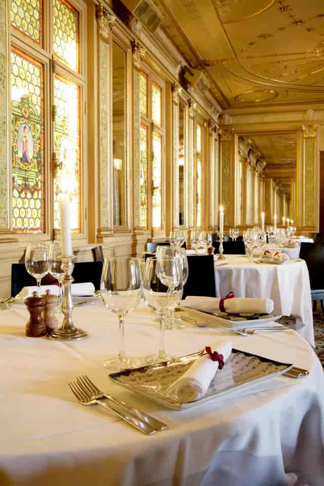 Elegant dining setup in Spegelsalen, Berns for corporate dinners and celebrations.