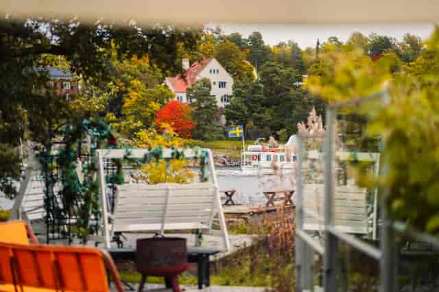 Kärleksbaren outdoor venue with autumn foliage, perfect for events and meetings.