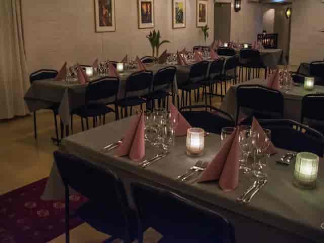 Elegant dining setup with gray linens and pink napkins for formal events.