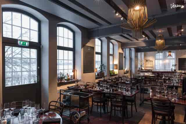 Stylish dining venue with large windows, ideal for events and gatherings in Lux Dag för Dag.