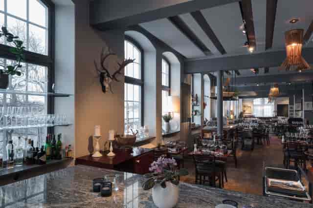 Stylish event venue with large windows, perfect for meetings and receptions in Lux Dag för Dag.