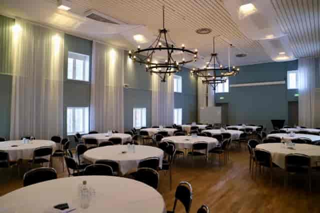 Kreuger Wing at Häringe Slott, elegant event venue with round tables for meetings and banquets.