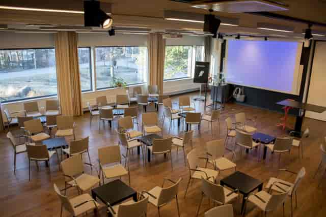 Versatile conference center in Sigtunahöjden, ideal for workshops and seminars.