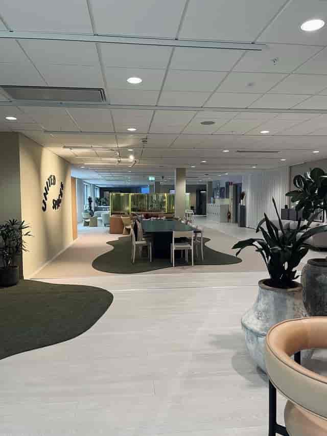Modern lounge in United Spaces with flexible seating for meetings and workshops.