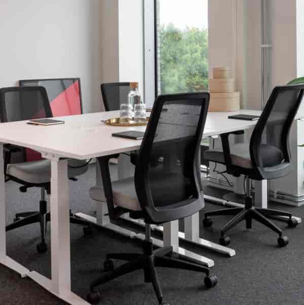 Modern private office meeting room with ergonomic chairs, ideal for collaboration.